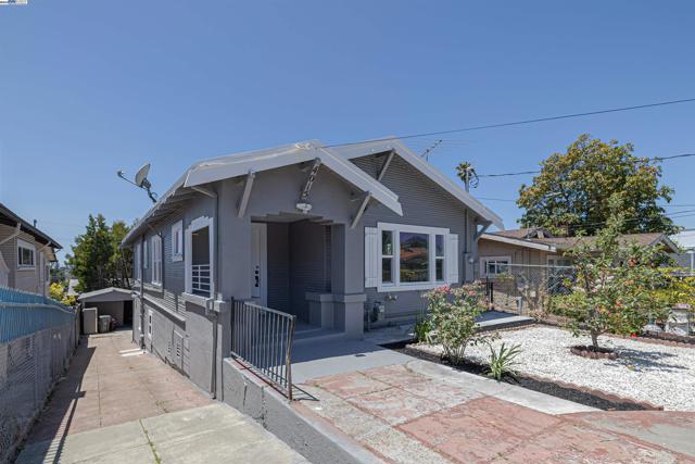 4015 SAN JUAN ST, Oakland CA: https://media.crmls.org/mediaz/53971bdf-28dd-45db-8bb8-dea877e60541.jpg
