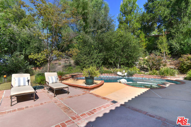 4734 Louise Avenue photo 67