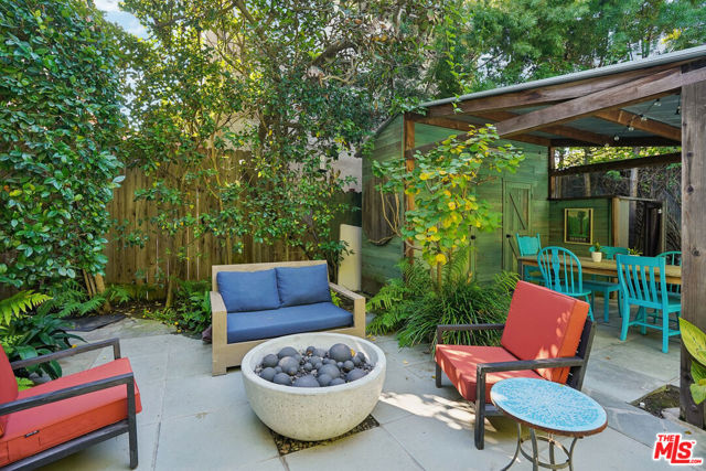 813 Crestmoore Place, Venice CA: https://media.crmls.org/mediaz/5398a642-abdb-4c21-861f-f41c9cc7d95e.jpg