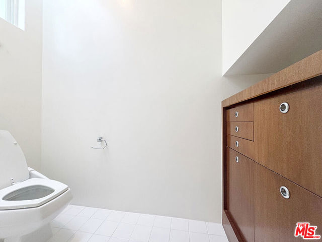 3505 Ocean Front Walk, Marina del Rey CA: https://media.crmls.org/mediaz/53997cab-2028-460c-868b-af6bfaa32aab.jpg