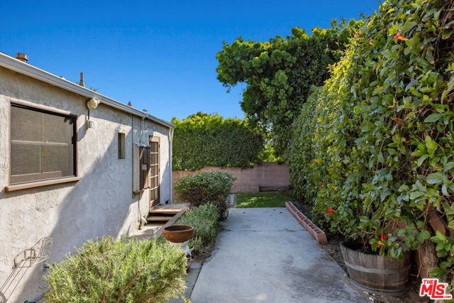711 Pier Avenue, Santa Monica CA: https://media.crmls.org/mediaz/539a5f6b-e18e-4bb7-b5fd-25b2c927963e.jpg