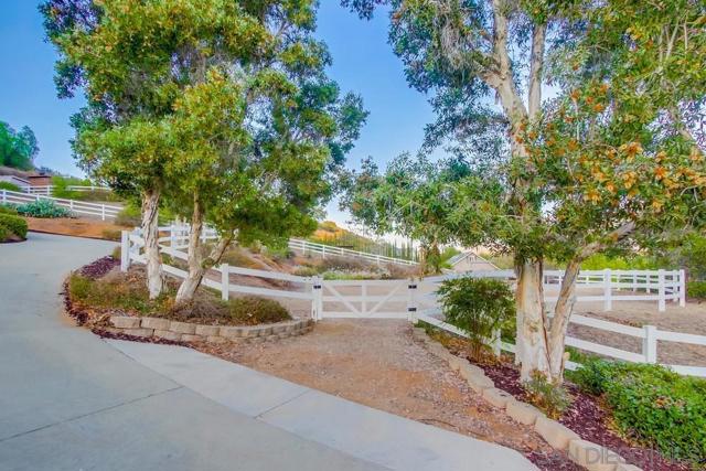 2543 Daisy Ln, Fallbrook CA: https://media.crmls.org/mediaz/539abfad-fd33-4f59-9881-756c306e0164.jpg