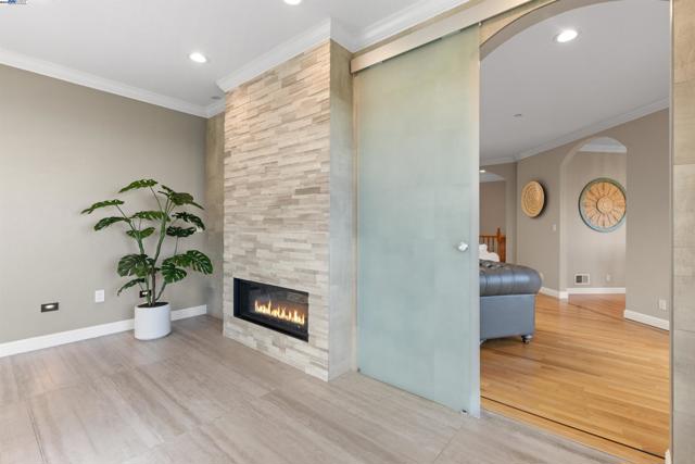 674 Corona Dr, Pacifica CA: https://media.crmls.org/mediaz/539b215b-cec5-4c0d-a762-40441bf6aa24.jpg