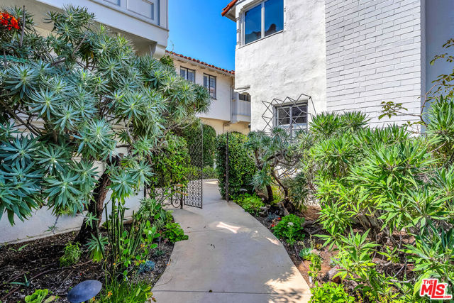 10801 LINDBROOK Drive, Los Angeles CA: https://media.crmls.org/mediaz/539b78e6-95bc-46dd-9772-a34b5cdfaefd.jpg
