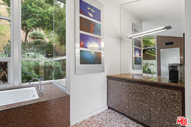 2207 Bowmont Drive, Beverly Hills CA: https://media.crmls.org/mediaz/539c091e-1ab8-4119-a167-a08f08c7fbdd.jpg