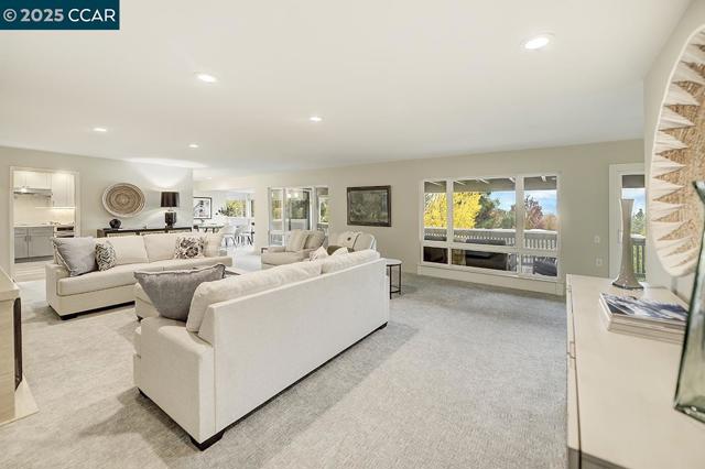 2900 Tice Creek Dr, Walnut Creek CA: https://media.crmls.org/mediaz/539c79f0-2bc9-4781-8e5a-dcb60b47372e.jpg