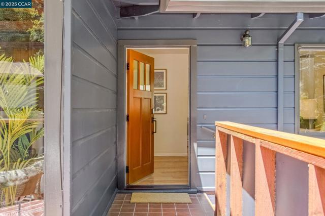 6653 Banning Dr, Oakland CA: https://media.crmls.org/mediaz/539dbad7-0d99-496e-a121-4cd035732ea8.jpg