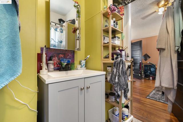 553 34Th St, Oakland CA: https://media.crmls.org/mediaz/539e7aa0-9bd4-46f1-af8b-d69c9f5ff1ba.jpg