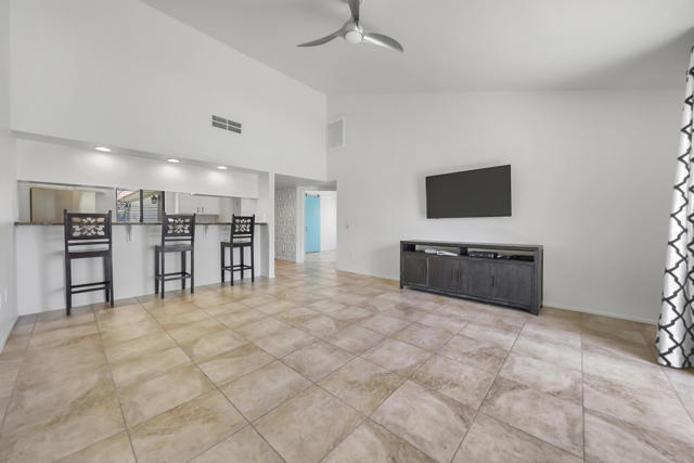 Image 5 of 42 For 40492 Bay Hill Way