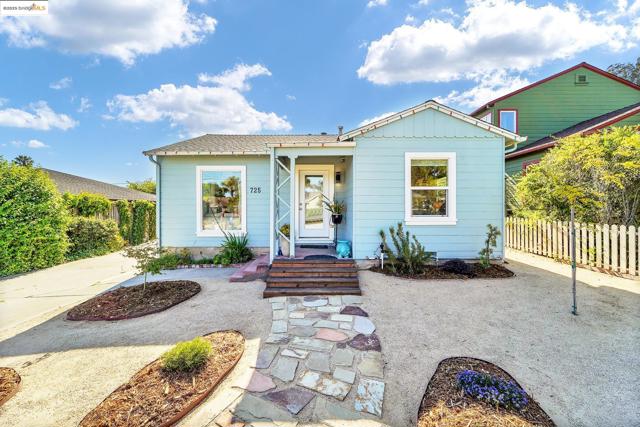 725 Trevethan Ave, Santa Cruz CA: https://media.crmls.org/mediaz/53a0e3d6-028d-4f06-8726-c545ff8c2803.jpg