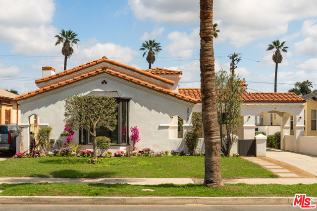 3928 S Bronson Avenue, Los Angeles CA: https://media.crmls.org/mediaz/53a1a106-d1bf-44da-81d6-42daa62cfa81.jpg