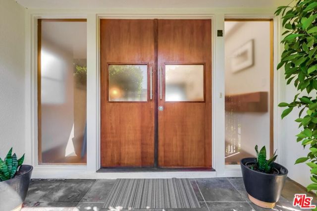 7706 Chandelle Place, Los Angeles CA: https://media.crmls.org/mediaz/53a2c298-2f1f-47b2-a4ef-56f0c40512e6.jpg