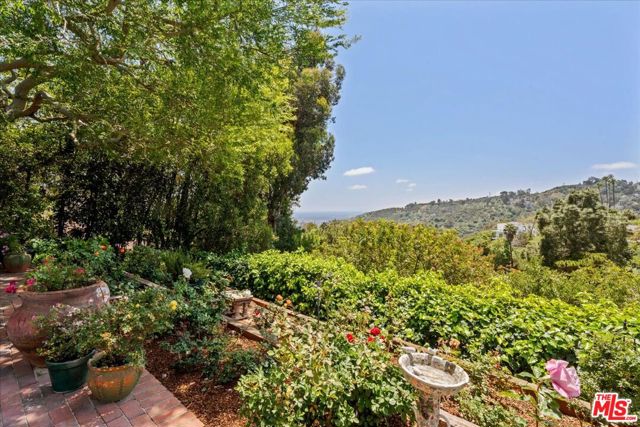 3314 Wonder View Drive, Los Angeles CA: https://media.crmls.org/mediaz/53a321de-4383-4248-beed-e968e1962e71.jpg