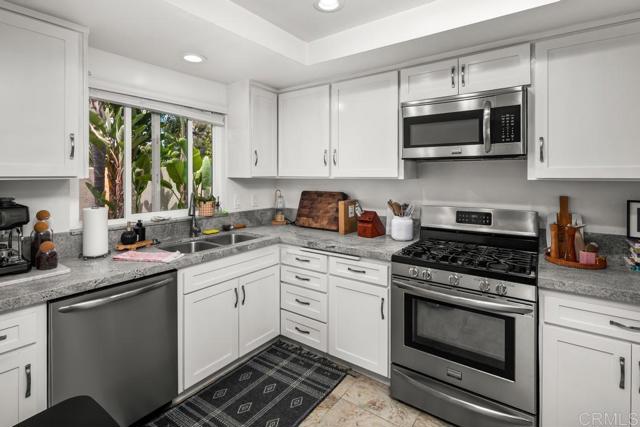 Detail Gallery Image 10 of 66 For 943 45 Windy Hill, Encinitas,  CA 92024 - 4 Beds | 4 Baths