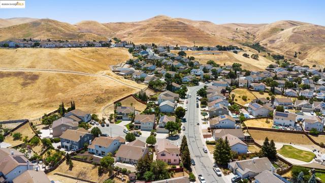 2 Quiet Path Ct, Pittsburg CA: https://media.crmls.org/mediaz/53a4838b-8357-44d8-9c04-593f13db5cd3.jpg