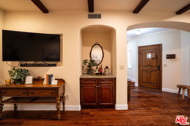 1331 N Sycamore Avenue, Los Angeles CA: https://media.crmls.org/mediaz/53a523b2-c7fe-4375-a67e-cbd670ac20ee.jpg
