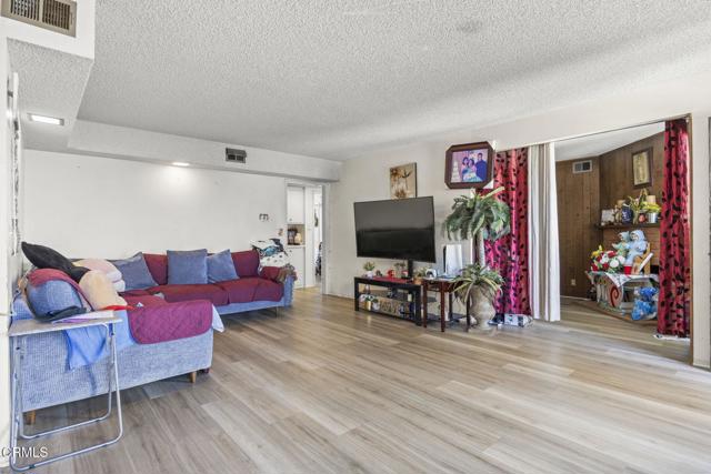 1401 Glenwood Drive, Oxnard CA: https://media.crmls.org/mediaz/53a586c2-cd2a-4377-851d-49f88653690e.jpg