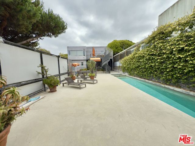2714 4th Street, Santa Monica CA: https://media.crmls.org/mediaz/53a623a2-7549-486b-9eae-a9f25b5e5370.jpg