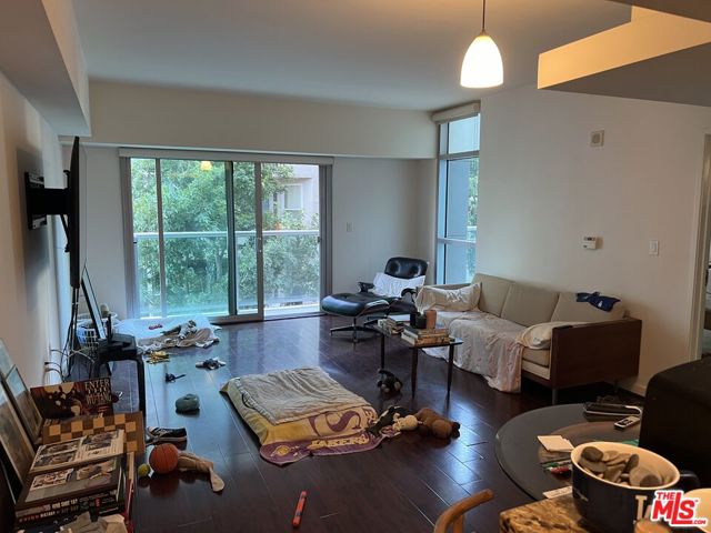 13700 Marina Pointe Drive, Marina del Rey CA: https://media.crmls.org/mediaz/53a6d157-c345-4686-9d0f-343f33eb7e16.jpg