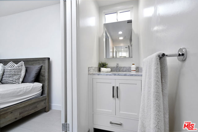 4512 Libbit Avenue, Encino CA: https://media.crmls.org/mediaz/53a7011d-b62a-45c2-af18-2fb543694118.jpg
