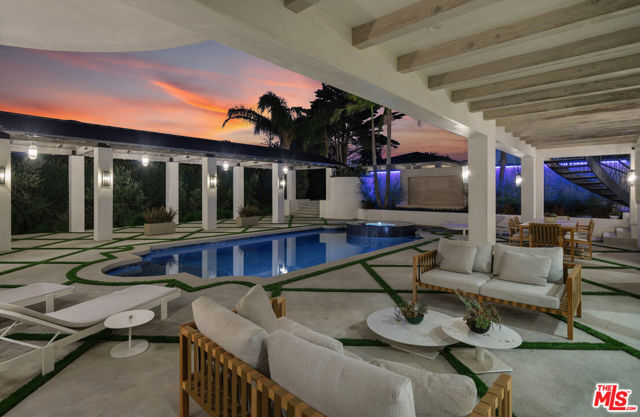 7052 Dume Drive, Malibu CA: https://media.crmls.org/mediaz/53a7c84b-f5b2-4f88-9759-e19c87c2b505.jpg