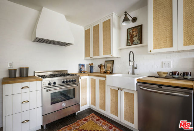 3831 Fernwood Avenue, Los Angeles CA: https://media.crmls.org/mediaz/53a7d595-b24f-4198-ac40-51031b50f2c3.jpg