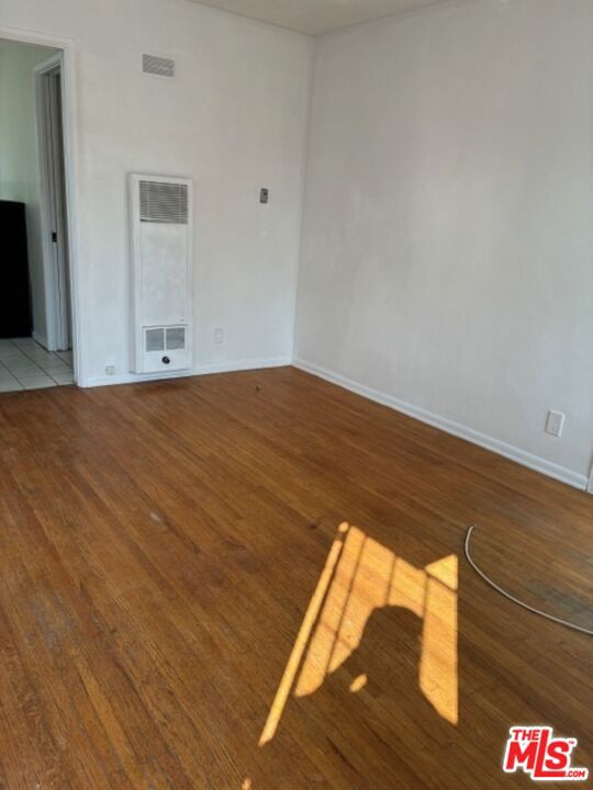 1111 12th Street, Santa Monica CA: https://media.crmls.org/mediaz/53a858ee-b3f8-4ed8-8196-596971f32297.jpg