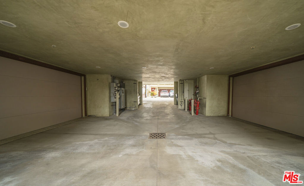https://media.crmls.org/mediaz/53aab653-62ad-489a-86db-1db17286884a.jpg?preset=X-Large