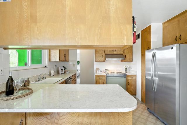 3101 61St Ave, Oakland CA: https://media.crmls.org/mediaz/53aad801-8b24-4fb5-a36f-6eb2fda2280d.jpg