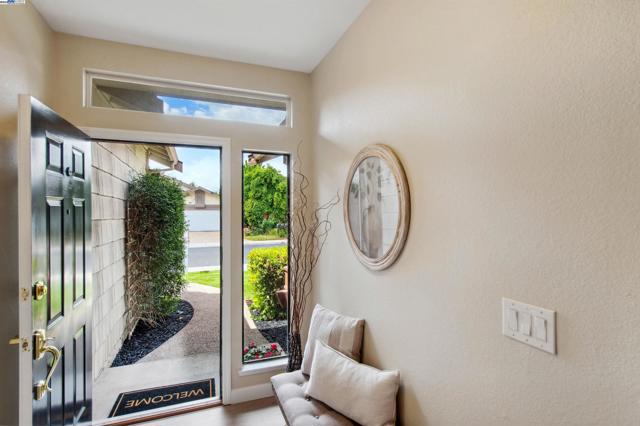 4182 Garatti Court, Pleasanton CA: https://media.crmls.org/mediaz/53ab8485-70fe-48b7-a356-79bb4c02214e.jpg