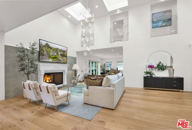 602 S Lucerne Boulevard, Los Angeles CA: https://media.crmls.org/mediaz/53abc916-e4c3-455f-ac3a-19e8fa428b47.jpg