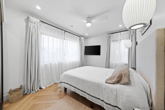 7376 Fay Ave, La Jolla CA: https://media.crmls.org/mediaz/53ad0adb-da99-4848-bd4f-2c602f3d82ec.jpg