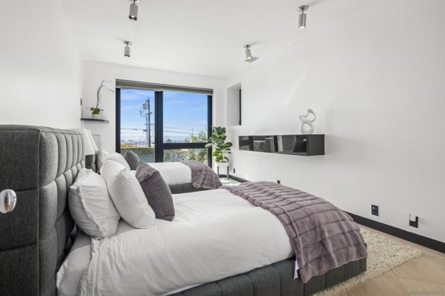 3515 Union St, San Diego CA: https://media.crmls.org/mediaz/53ad6ee9-92a4-4dab-b4f4-d2d551f3bfe2.jpg