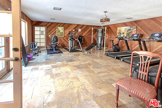 525 S ARDMORE Avenue, Los Angeles CA: https://media.crmls.org/mediaz/53ad8a0c-3869-4854-96ae-c338ffafb2f9.jpg