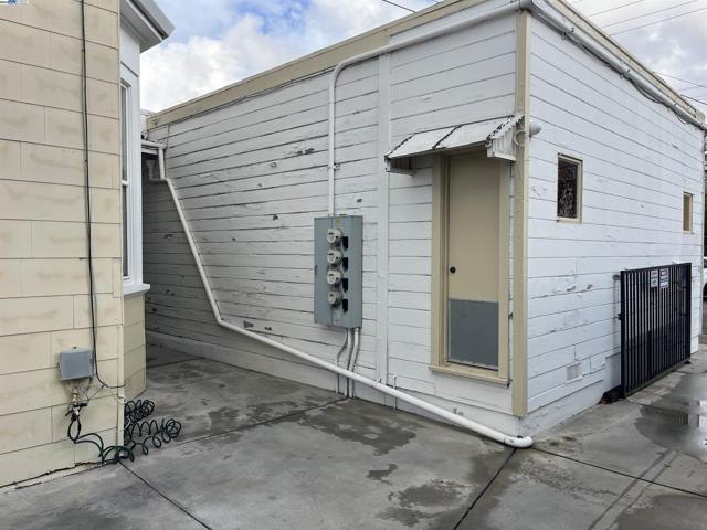 1011 E 11Th St, Oakland CA: https://media.crmls.org/mediaz/53ade88a-24ee-463d-91be-aa23d34ee967.jpg