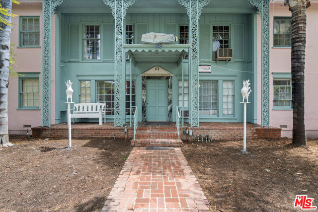 148 S Mccarty Drive, Beverly Hills CA: https://media.crmls.org/mediaz/53ae506d-7af6-461e-988a-763ccb4c0b51.jpg