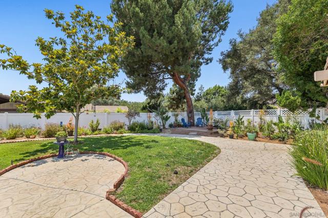2807 Carlton Way, Fallbrook CA: https://media.crmls.org/mediaz/53ae7722-31b3-4ca5-8aec-b549f3333dfc.jpg