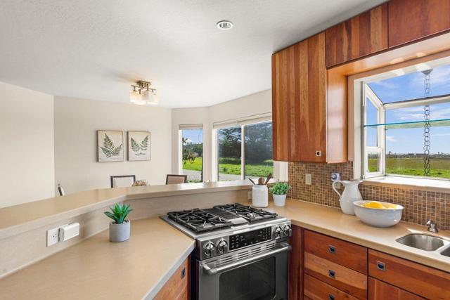 861 Railroad Avenue, Half Moon Bay CA: https://media.crmls.org/mediaz/53aecd19-8582-421d-b7f4-c5f5fd8a11da.jpg