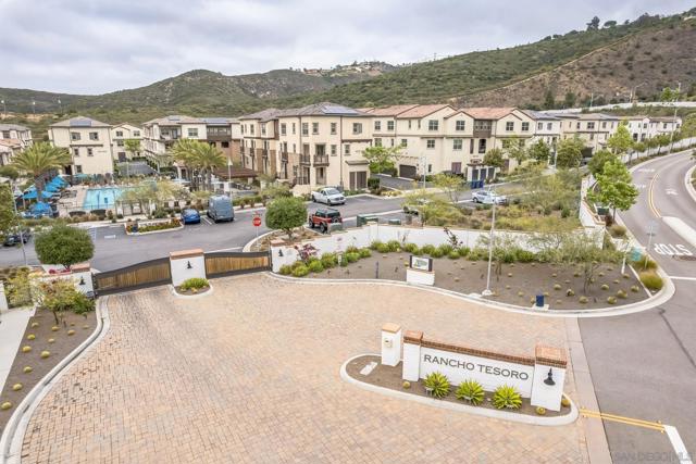 885 Blackstone, San Marcos CA: https://media.crmls.org/mediaz/53aee91e-16c8-4300-84bd-09a03aa8e395.jpg