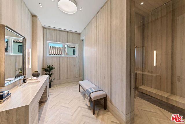 455 N Palm Drive, Beverly Hills CA: https://media.crmls.org/mediaz/53aefd5d-7d5e-4957-b457-9cc625bd4519.jpg
