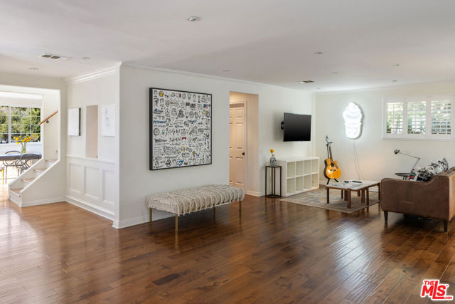 9732 Rotta Avenue, Sunland CA: https://media.crmls.org/mediaz/53af9dee-8929-4cc7-844e-e861d1ab52bd.jpg
