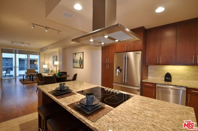 10700 Wilshire Boulevard, Los Angeles CA: https://media.crmls.org/mediaz/53afc945-a04b-4750-a604-a459dc5d2bc2.jpg