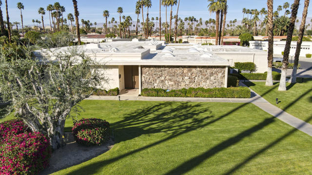 45735 Pawnee Road, Indian Wells CA: https://media.crmls.org/mediaz/53b06947-9204-47b9-b334-c2bc3a05b3f6.jpg