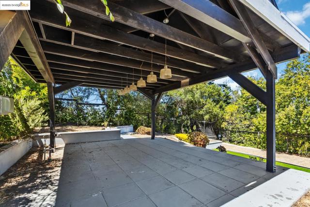 2912 Hillside DR, Burlingame CA: https://media.crmls.org/mediaz/53b22226-d0f8-40aa-a3b8-b60e7fd43a39.jpg