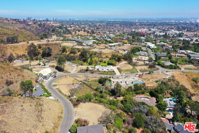 1243 Las Lomas Avenue, Pacific Palisades CA: https://media.crmls.org/mediaz/53b24fd5-fa8a-42e7-aebc-a69011868038.jpg