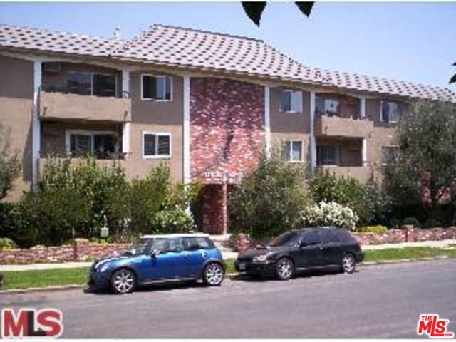 2320 S Bentley Avenue, Los Angeles CA: https://media.crmls.org/mediaz/53b310f1-8264-4a6c-a413-3b9501535d16.jpg