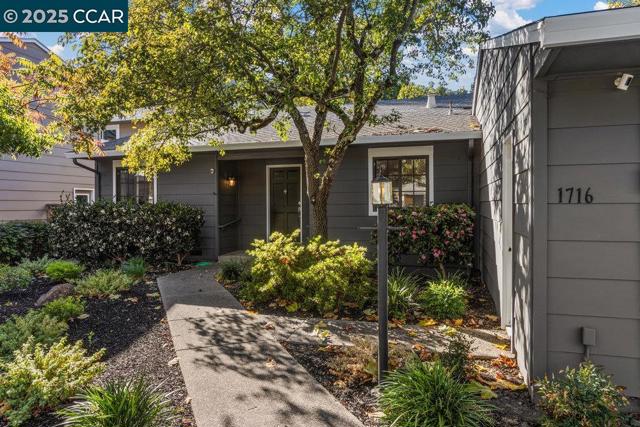 1716 Saint Andrews Drive, Moraga CA: https://media.crmls.org/mediaz/53b338a6-264d-432a-b5b7-7f5b67231695.jpg
