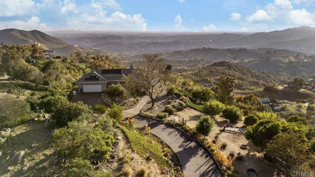 1078 Rainbow Crest Road, Fallbrook CA: https://media.crmls.org/mediaz/53b6e613-55ed-400d-b982-56022829a9cf.jpg