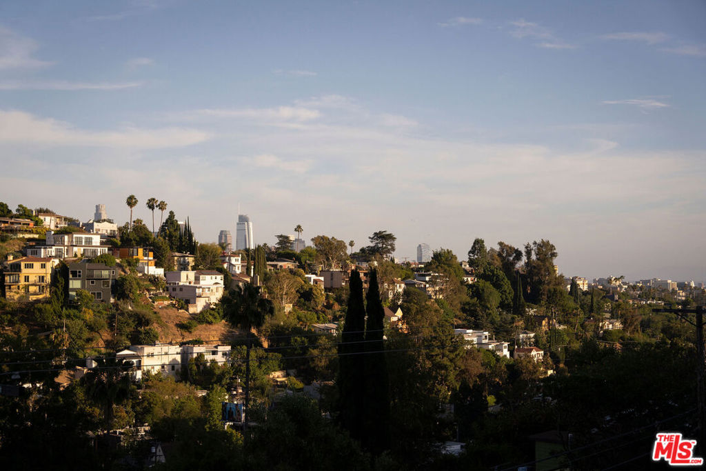 https://media.crmls.org/mediaz/53b82a87-2286-4280-8041-f0f51a987aa1.jpg?preset=X-Large