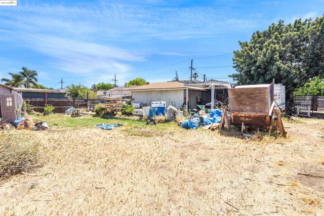 832 W 11Th St, Antioch CA: https://media.crmls.org/mediaz/53b945bc-a1ae-4e53-8d1d-2fd9db81fd37.jpg